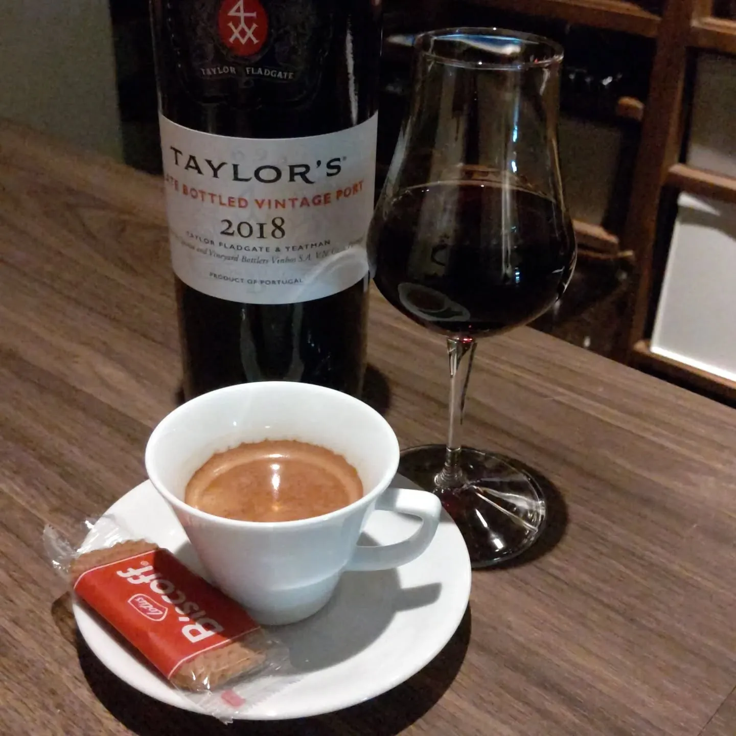 呑んだ後の9時からエスプレッソ☕️甘口ポートワインと一緒に頼...