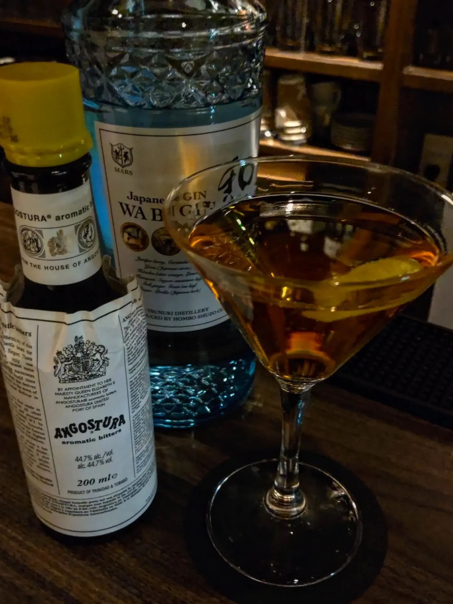 今日はピンクジンです🍸️アンゴスチュラビターズをグラスの内側...