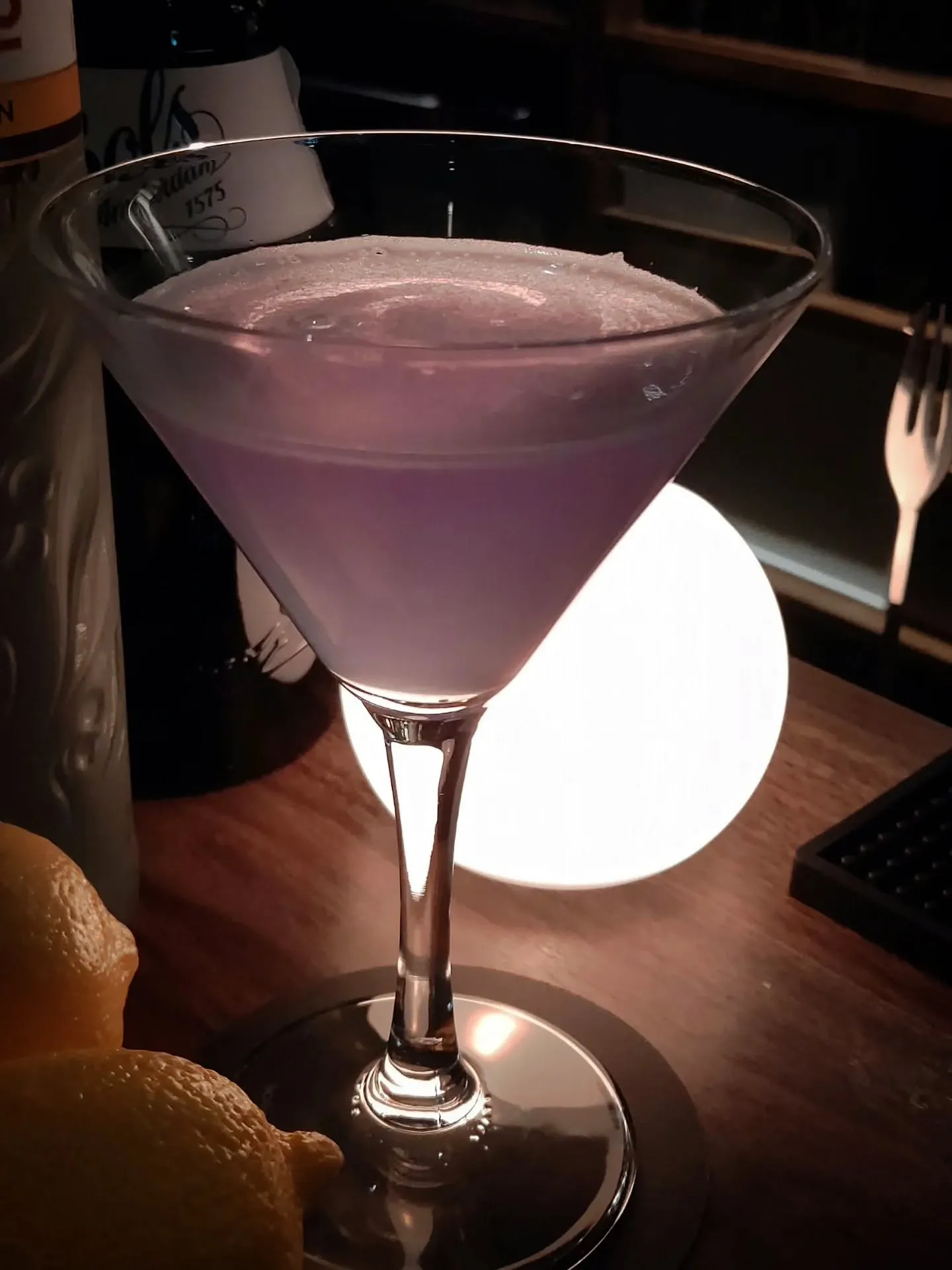 冬らしいカクテル3つ目はブルームーンです🍸️